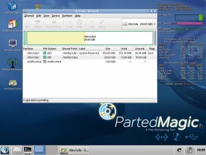 Za urejanje particij (večanje, prestavljanje, brisanje) je program GParted odlična izbira – zaženemo ga lahko v živem Linux sistemu PartedMagic.